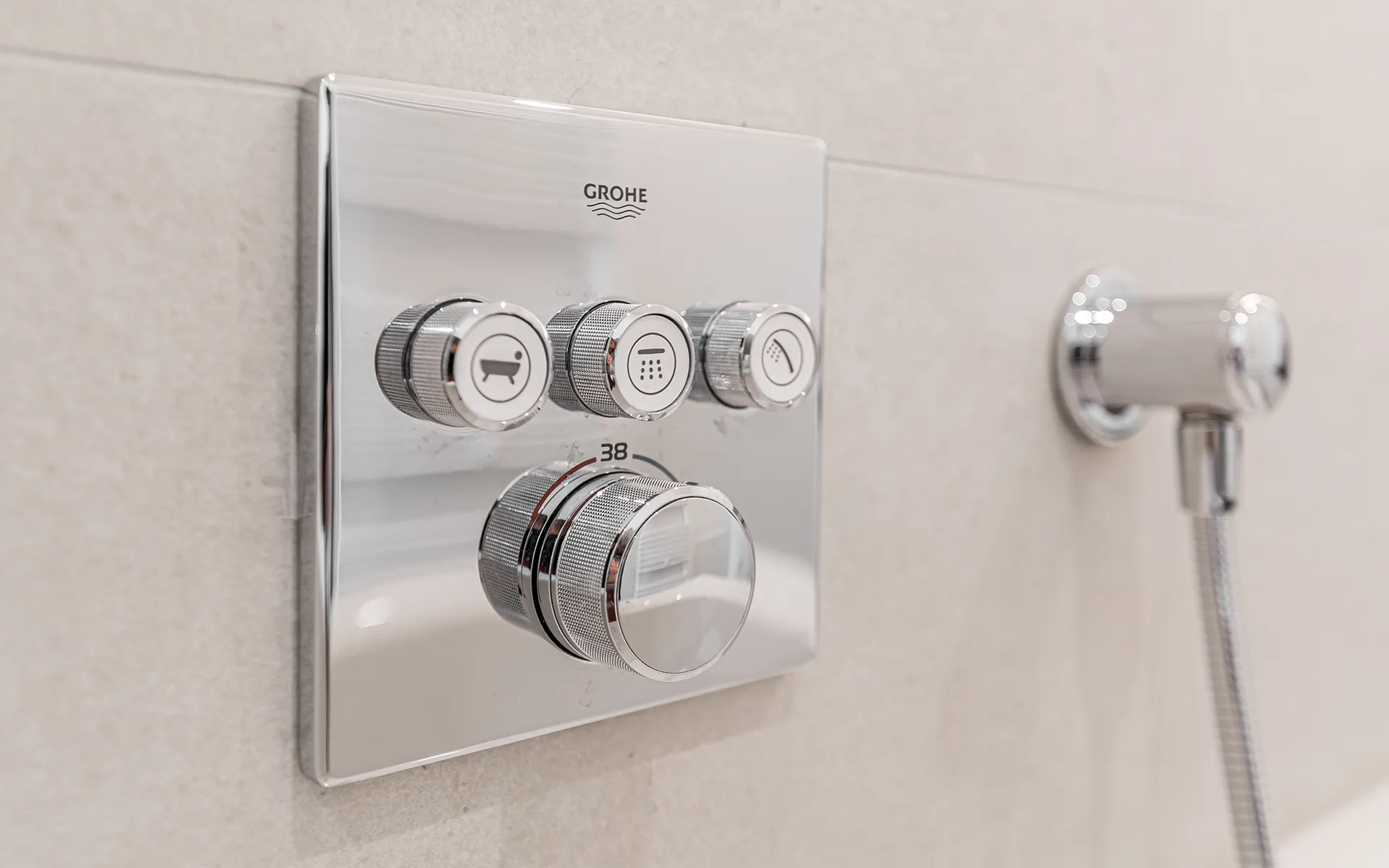 Modernes Badezimmer mit Waschtisch