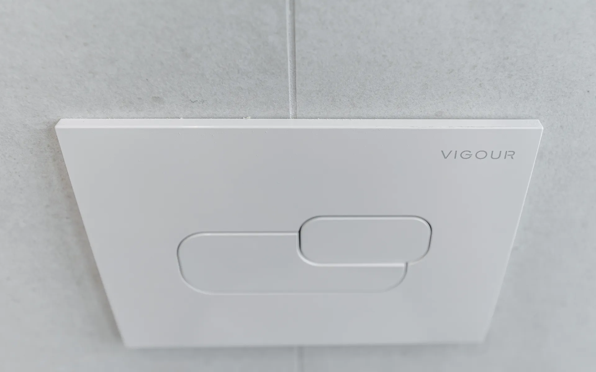 Moderne Badewanne mit Armaturen