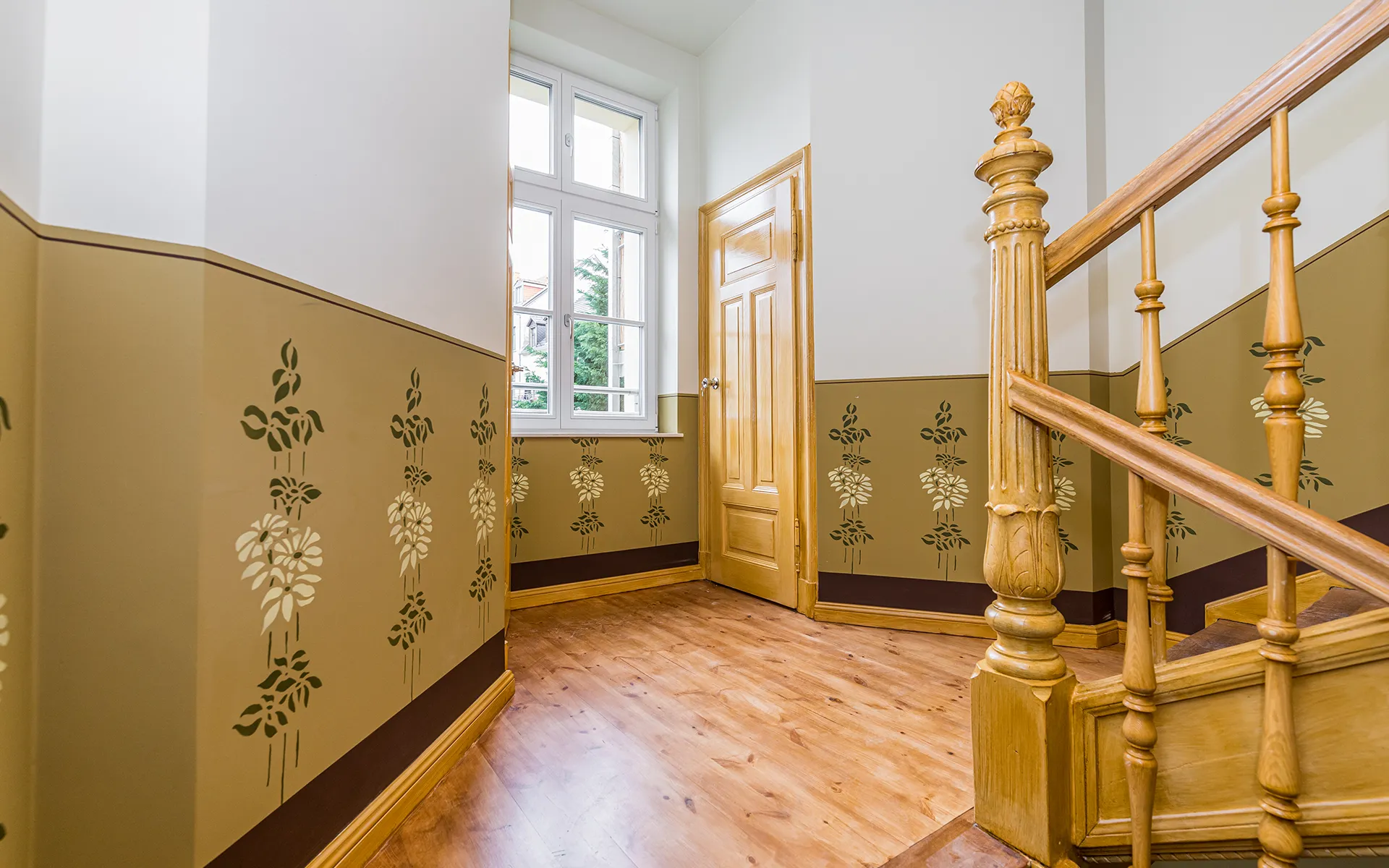 Historische Wandverzierung mit Blütenmuster