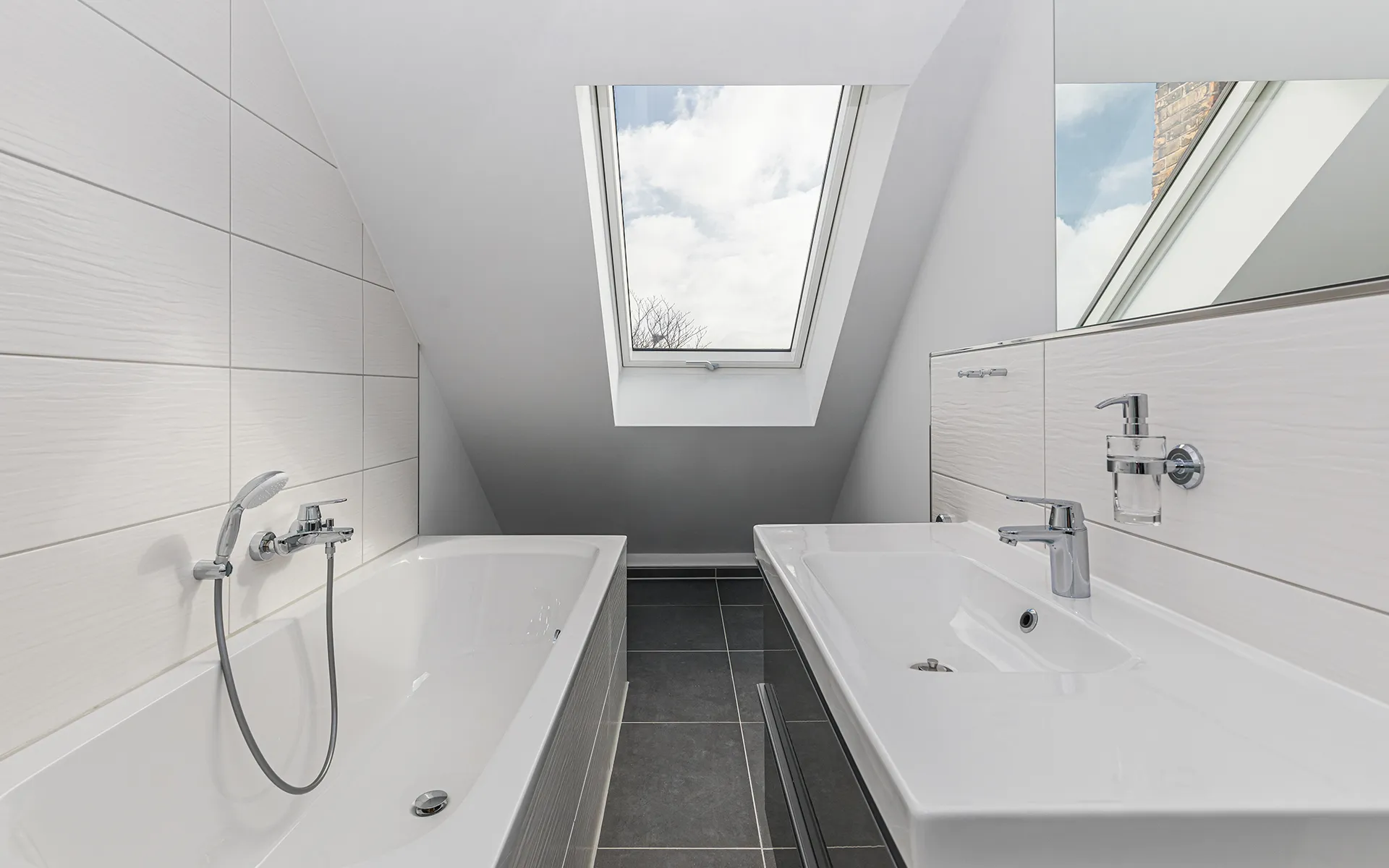 Modernes Badezimmer nach Sanierung in Leipzig Gorkistraße