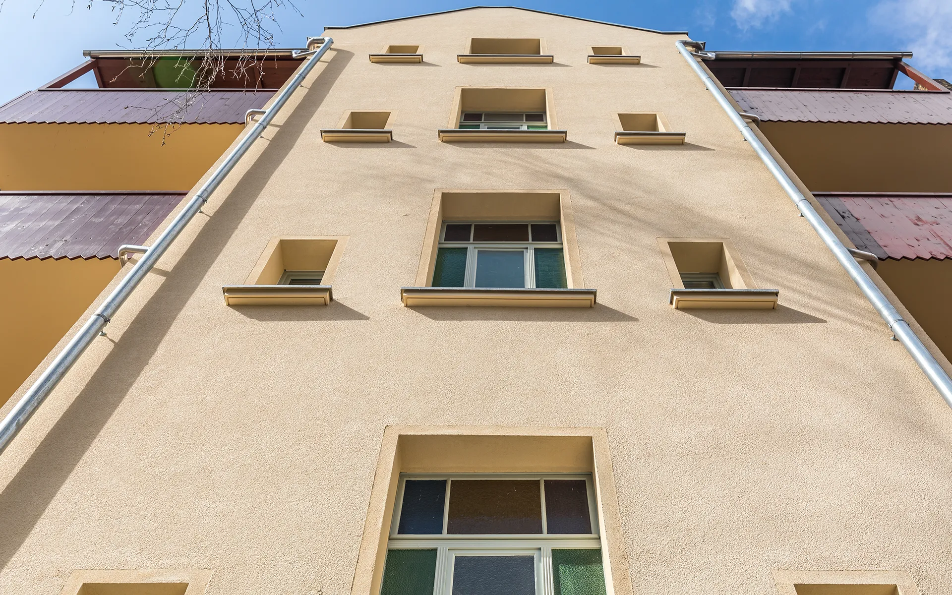 Außenansicht Treppenhaus nach Sanierung in Leipzig Gorkistraße
