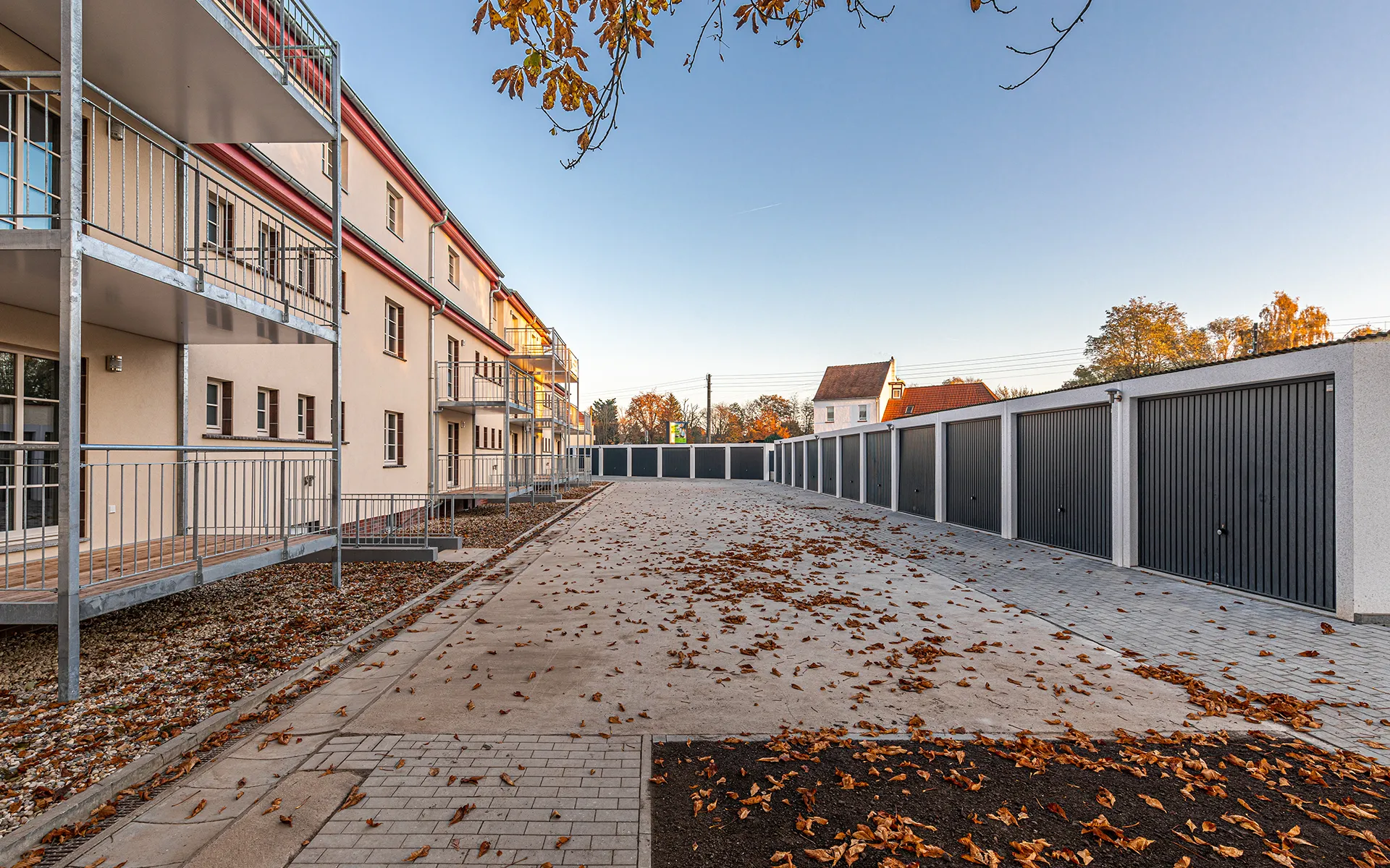 Flur mit weißer Tür und Parkettboden im sanierten Wohngebäude Waldstraße in Leipzig-Schkeuditz